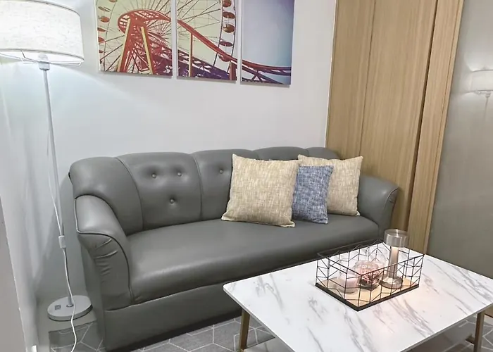 Апартаменты Staycapades At Shell Residences *